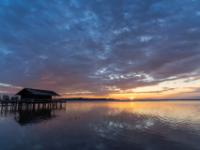 Sonnenaufgang am Chiemsee mit leuchtenden Wolken